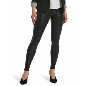 HUE - Body Gloss Leggings in Black!